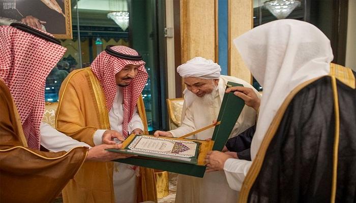 خادم الحرمين الشريفين يتسلم وثيقة مكة
