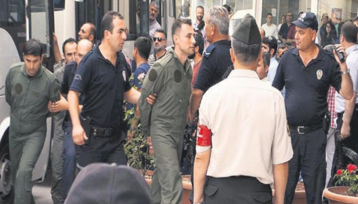 لحظة اعتقال سلطات أردوغان عددا من الطيارين- أرشيفية