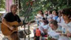فرقة برازيلية تنقذ المشردين من قسوة الشارع بالغناء