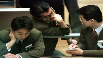 بورصة طوكيو تفتح منخفضة