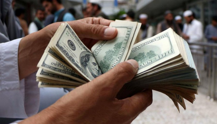تضاعف قيمة الدولار يخفض قدرة الإيرانيين الشرائية بشدة