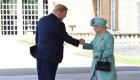 سر المصافحة الغريبة بين ترامب والملكة إليزابيث
