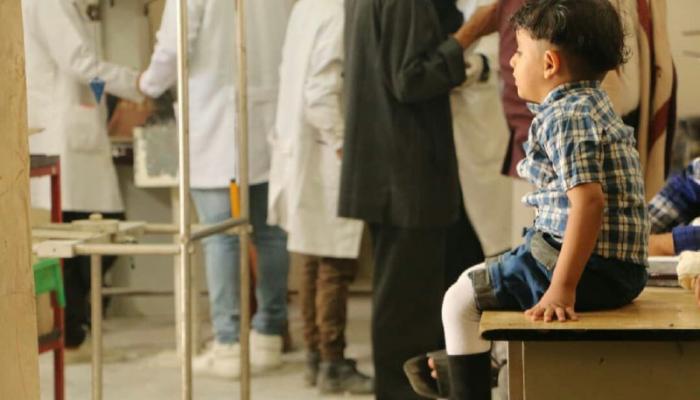 أحد الأطفال مبتورو الأطراف إثر الألغام الحوثية في تعز