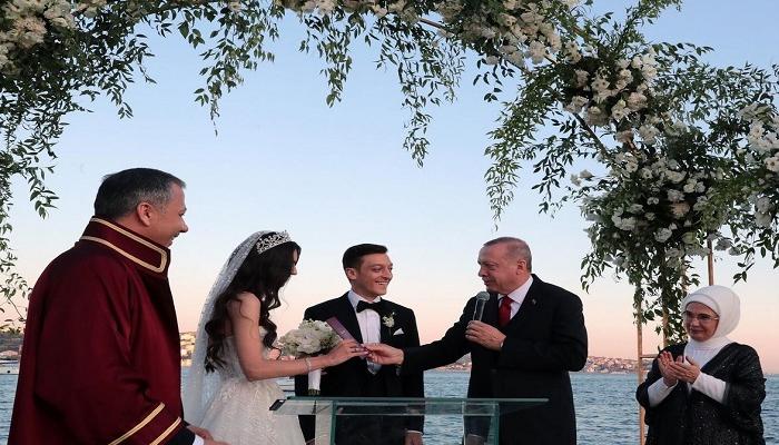 أردوغان خلال إلقائه كلمة في حفل زفاف أوزيل