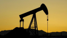 النفط يعاود الصعود بفضل توقعات بتمديد تخفيضات الإنتاج