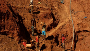 عمال مناجم الذهب في زيمبابوي -رويترز