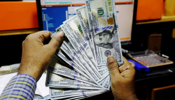 الدولار يهبط لليوم الثاني على التوالي