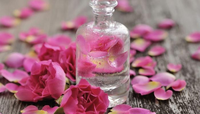 8 فوائد صحية لماء الورد.. أبرزها علاج حب الشباب والاكتئاب