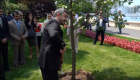 عبدالله بن زايد يزرع "شجرة التسامح" في بوخارست