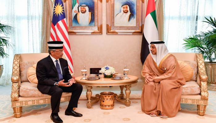 الشيخ منصور بن زايد يستقبل ملك ماليزيا