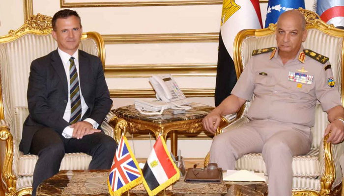 وزيرا الدفاع المصري والبريطاني خلال اللقاء