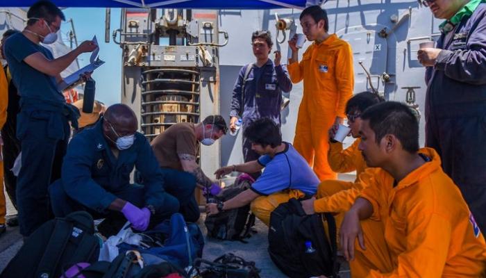 البحرية الأمريكية خلال مساعدة متضرري الهجوم على ناقلتي النفط