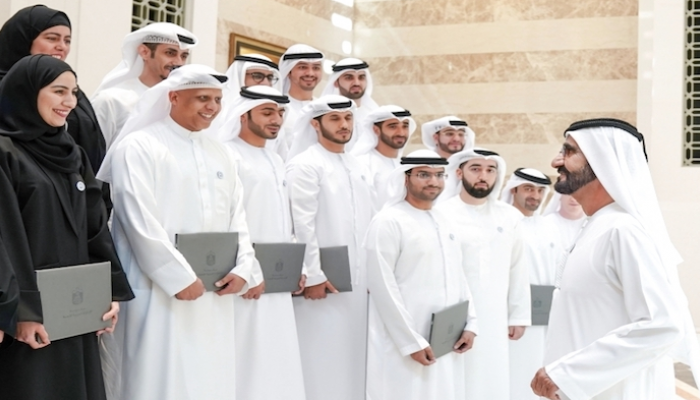 الشيخ محمد بن راشد آل مكتوم مع عدد من شباب الإمارات