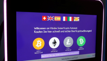 شاشة عرض أسعار صرف عملات رقمية - رويترز