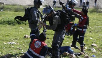 جيش الاحتلال ينكل بمتطوعين فلسطينيين في الضفة 