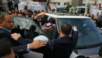 العمادي هاربا من غضب فلسطيني بغزة- أرشيفية