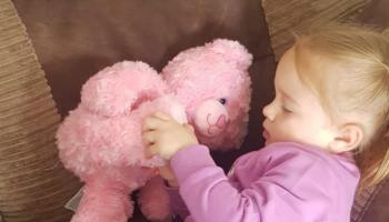 تسمع الطفلة ضحكة والدتها وصوتها وهي تناديها باسمها