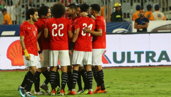 أحمد علي مع لاعبي مصر بعد الهدف