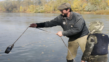 الصيد بالمغناطيس.. هواية التنقيب في أعماق الأنهار - أرشيفية