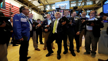 متعاملون أثناء التداول في بورصة نيويورك- رويترز