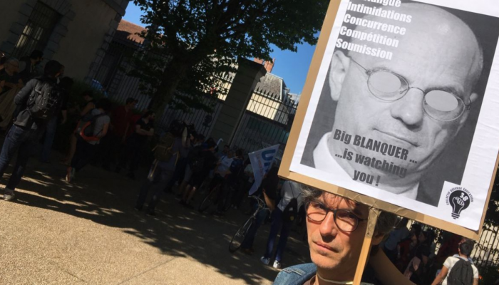 المعلمون المضربون يرفعون لافتات ضد وزير التعليم الفرنسي