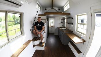 سكوت داخل منزله الصغير