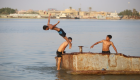 أحواض السباحة والأنهار ملاذ العراقيين للهروب من الحر 