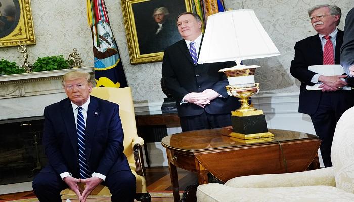 الرئيس الأمريكي دونالد ترامب خلال اجتماعه مع إدارته في البيت الأبيض