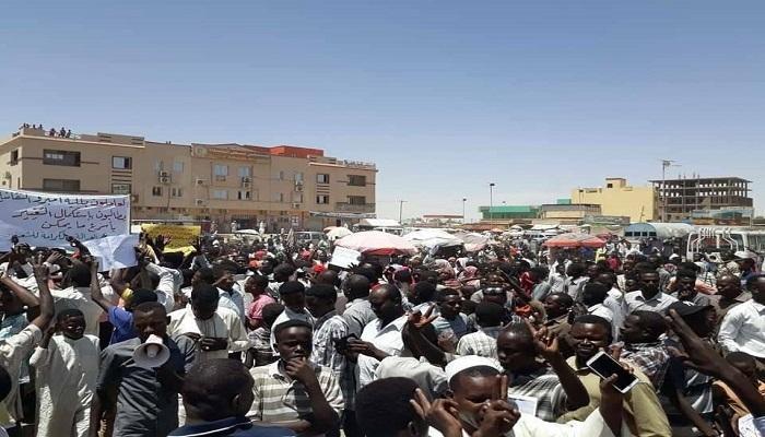 مجموعة من المتظاهرين في السودان