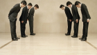 10 اختلافات في بيئة العمل اليابانية لا يتحملها الأجانب.. بينها التحية!
