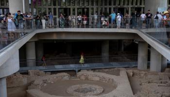 زوار متحف أكروبوليس يتجولون داخل أروقته الأثرية