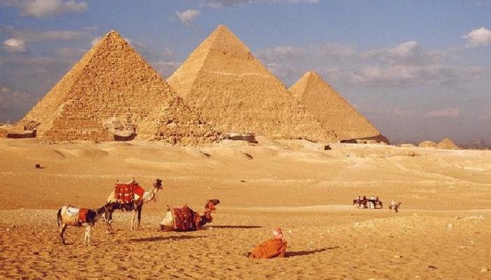الأهرامات أشهر المعالم السياحية بالقاهرة