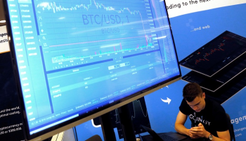 شاشة تعرض سعر عملة بيتكوين - رويترز