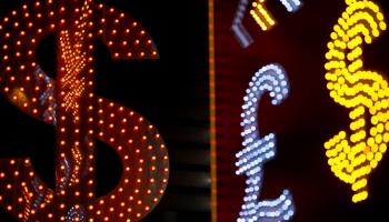 الدولار ينخفض بعد أكبر خسارة أسبوعية في 4 أشهر