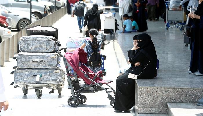 نساء وأطفال أمام مطار أبها - أرشيفية