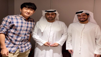 اللاعب مع إدارة النادي عقب التجديد
