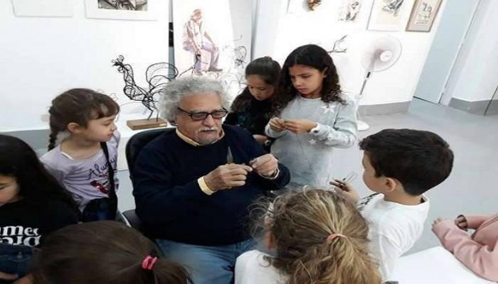 جلال جمعة مع أطفال ورشته