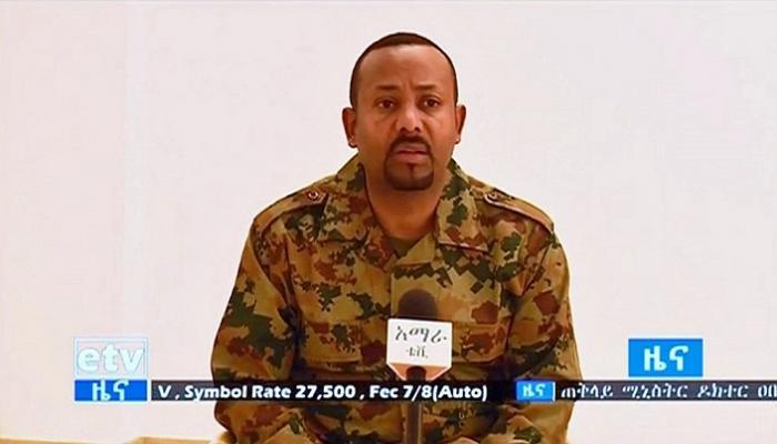 آبي أحمد خلال إلقائه البيان بالزي العسكري