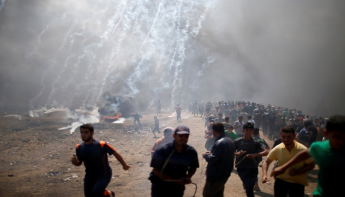الاحتلال الإسرائيلي يطلق قنابل الغاز على المتظاهرين الفلسطينيين
