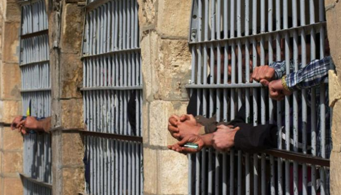 وقائع تعذيب مروعة في سجون إيران