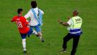مدرب تشيلي يبرر ركل لاعبه لمشجع أوروجواي المقتحم
