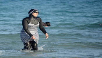 سيدة ترتدي "البوركيني" على شاطئ فرنسي - صورة أرشيفية