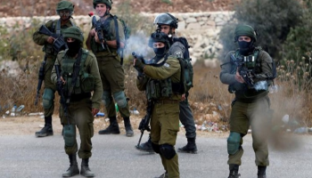قوات الاحتلال الإسرائيلي تطلق النار صوب فلسطينيين - أرشيفية