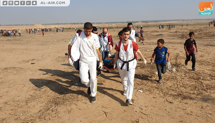 نقل أحد المصابين في مسيرة العودة