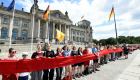 "دفاعاً عن البئية".. سلسلة بشرية تحاصر البرلمان الألماني