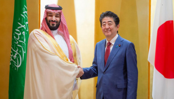 ولي العهد السعودي يلتقي رئيس وزراء اليابان بأوساكا
