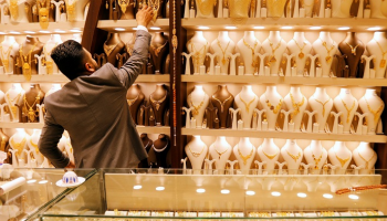 الذهب يهوي نحو 2% بفعل هدنة التجارة