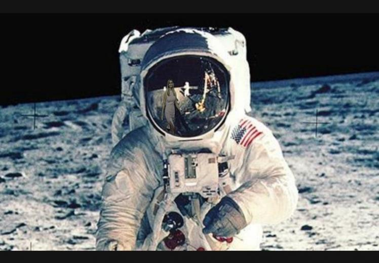صورة مركبة تظهر فيها إيفانكا ترامب وكأنها كانت موجودة عند هبوط أول إنسان على القمر