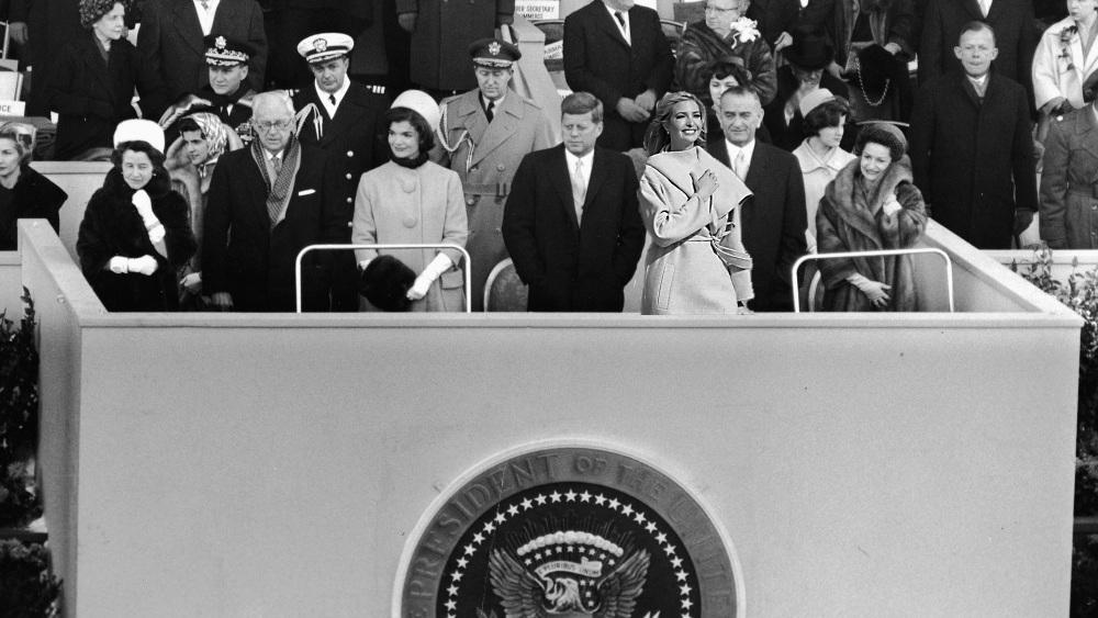 صورة مركبة تظهر فيها إيفانكا ترامب برفقة الرئيس الأمريكي الراحل جون كينيدي وزوجته