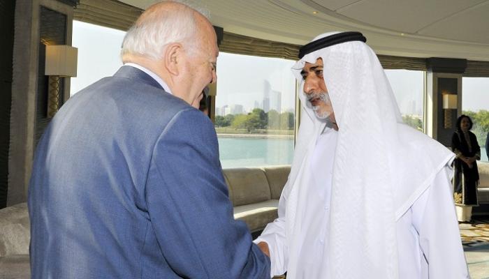 وزير التسامح الإماراتي يصافح المفوض السامي لتحالف الحضارات